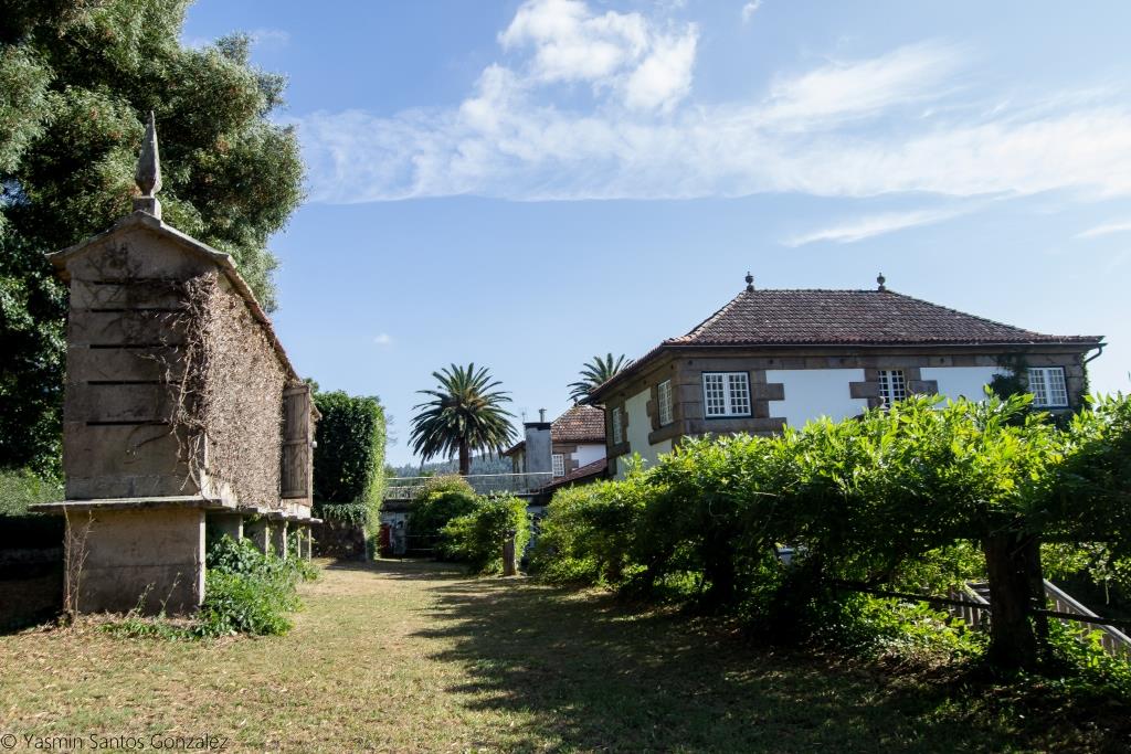 Ubicado muy próximo a la desembocadura del río que le da nombre, en la parroquia de Cando, el majestuoso edificio fue levantado a mediados de los años veinte por emigrantes que habían hecho fortuna en Portugal.