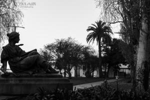 La historia de los Jardines de As Avenidas comienza a finales del siglo XIX cuando la Junta de Obras del Puerto edifica en el relleno del Arenal su nueva sede administrativa, rodeada de un espacio ajardinado.