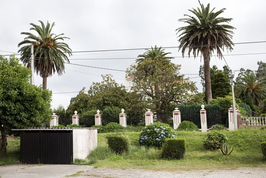 Poco antes del puente de O Pedrido encontramos este suntuoso palacete custodiado por tres palmeras canarias. Separada de la carretera por la amplia finca y un artístico muro, la vivienda se dispone en planta rectangular, sobresaliendo ligeramente de la fachada principal el torreón situado en el ángulo Este.