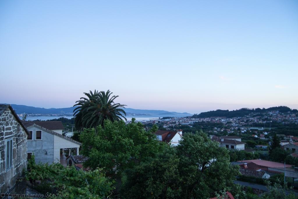 La antigua vivienda, cuyas palmeras contemplan el valle de Coiro con Cangas y la ría de Vigo al fondo, fue demolida, dejando paso a una de nueva factura.