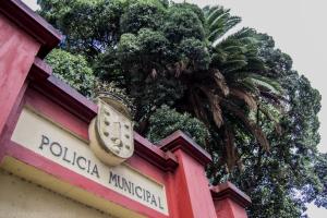 La actual sede de la policía local de la ciudad se encuentra en una pequeña y antigua finca entre las calles Tui, Miguel Servet y San Vicente de Paúl.