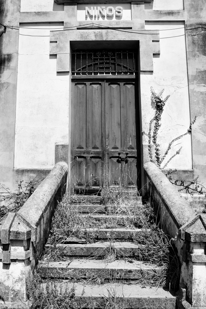 El nacimiento de este grupo escolar se vincula a José Antonio Cornide Crego, emigrante en Cuba y empresario cafetero, quien el 19 de noviembre de 1905 crea la Sociedad de Instrucción San Adrián junto con su hermano.