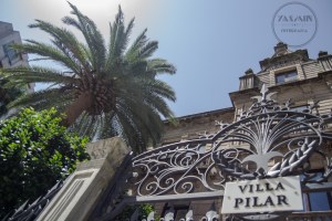 Este imponente palacete urbano está vinculado al indiano Manuel Martínez Bautista. Nacido en 1823 en Pontevedra, en 1840 se embarca hacia La Habana, Cuba, con una carta de recomendación dirigida a Pedro Fernández Villaverde, abriendo en la isla un almacén de vajillas.