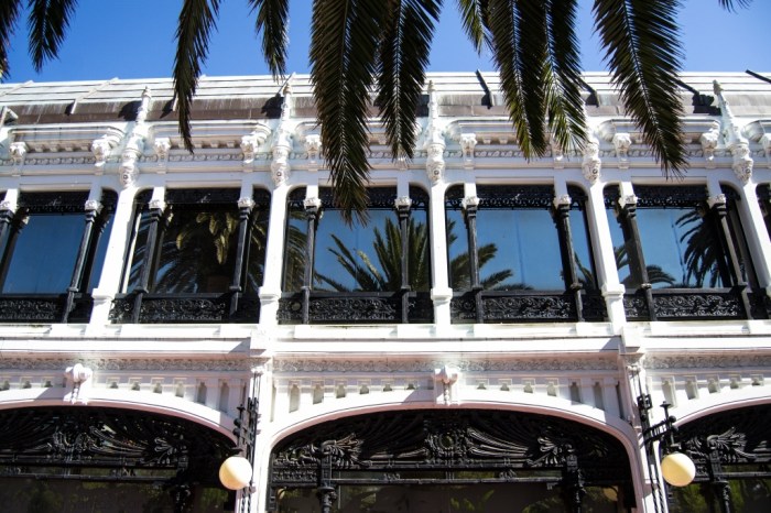 Construido en 1912 en un lenguaje modernista el pabellón, símbolo de la arquitectura herculina, fue ampliado en estilo Art Déco y modificado varias veces, destacando especialmente su estructura metálica. Su autor es el arquitecto Rafael González Villar.