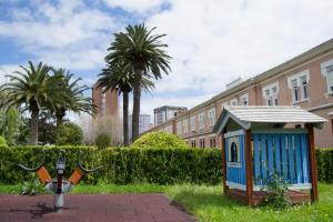 La antigua Casa Cuna de A Coruña es un centro dependiente de la Diputación que funciona como Hogar Infantil y Centro de Día, dedicado a la atención de menores entre 0 y 12 años.