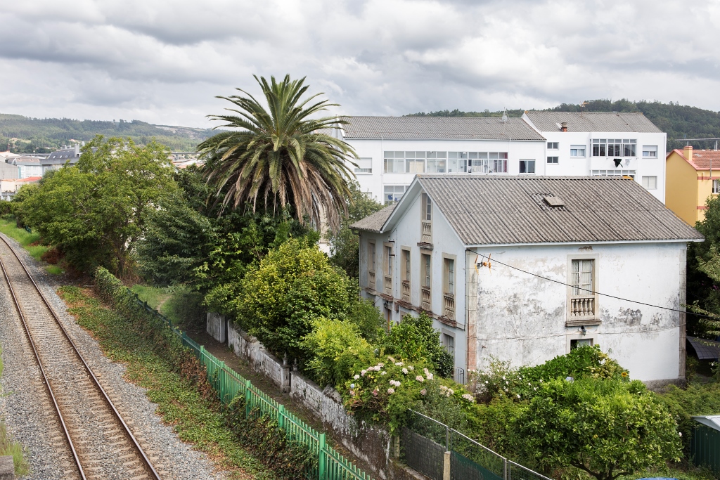 En la parroquia de Perlío podemos observar este curioso conjunto compuesto por dos villas, muy próximas entre sí, levantadas por el indiano Antonio Porto Saavedra.
