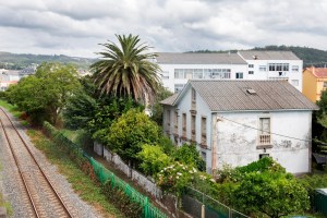 En la parroquia de Perlío podemos observar este curioso conjunto compuesto por dos villas, muy próximas entre sí, levantadas por el indiano Antonio Porto Saavedra.