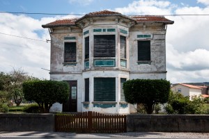 Ubicada justo frente a La Viña, esta casa indiana fue promovida en 1920 por el emigrante en Cuba Antonio Rey. Además de la vivienda, que se dispone en dos pisos y el bajocubierta, existen varias construcciones auxiliares como las cuadras, situadas en la finca trasera.