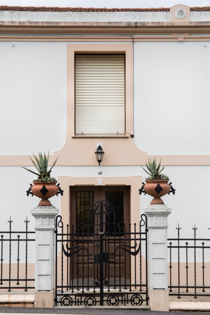 Sencilla casa situada al pie de la carretera que se dirige a Oleiros, a las afueras de Sada. El espacio, de planta rectangular y dos alturas, se abre en la fachada principal con ocho vanos recercados, los de la planta baja con acodos.