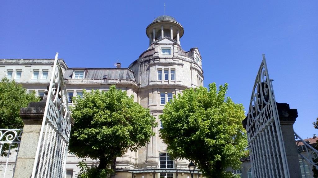 En 1872 se descubre la Fuente da Gándara y el empresario Ramón Peinador Vela solicita la declaración de utilidad pública de sus aguas, que llega al año siguiente. Pronto la fábrica de aguas de los hermanos Enrique y Ramón Peinador Vela embotellará a pleno rendimiento, tomando un nuevo rumbo la actividad con la apertura de la casa de baños en 1880.