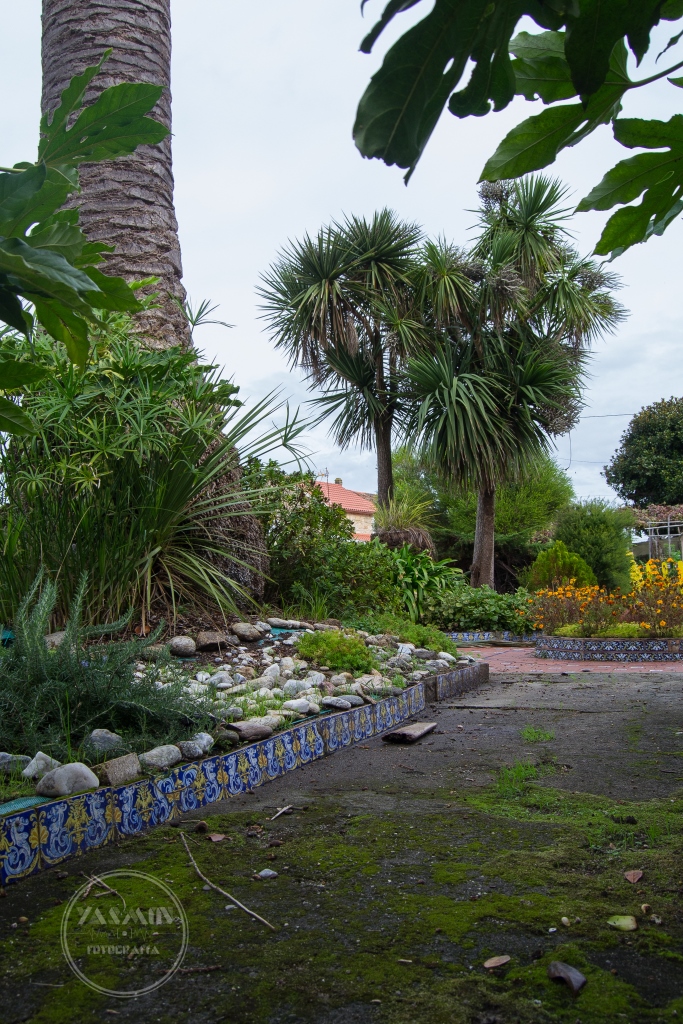 Nos encontramos ante un curioso y atractivo ejemplo de espacio de asueto, ubicado en la playa de Agrelo, a las afueras de la localidad.