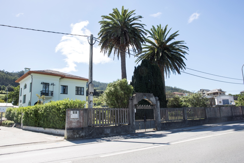 Ubicada en la carretera de Magazos esta casa parece relacionada con la misma familia Pernas que promueve el Chalet de Fondón.