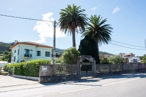 Ubicada en la carretera de Magazos esta casa parece relacionada con la misma familia Pernas que promueve el Chalet de Fondón.