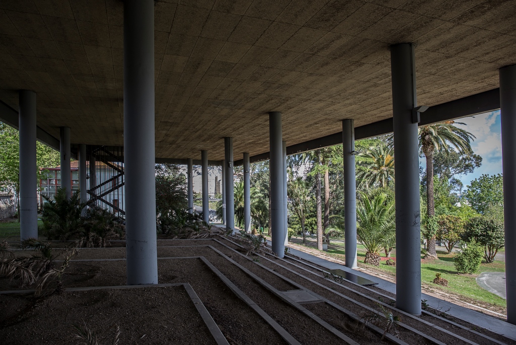 Las instalaciones se ubican sobre el antiguo lazareto, inaugurado en el año 1888. Actualmente y rodeados de un amplio parque se disponen la Batería de Oza, el Hospital de Oza, el Pabellón de Colonias y el Pabellón Quirúrgico Fernández Latorre, que componen un valioso conjunto.