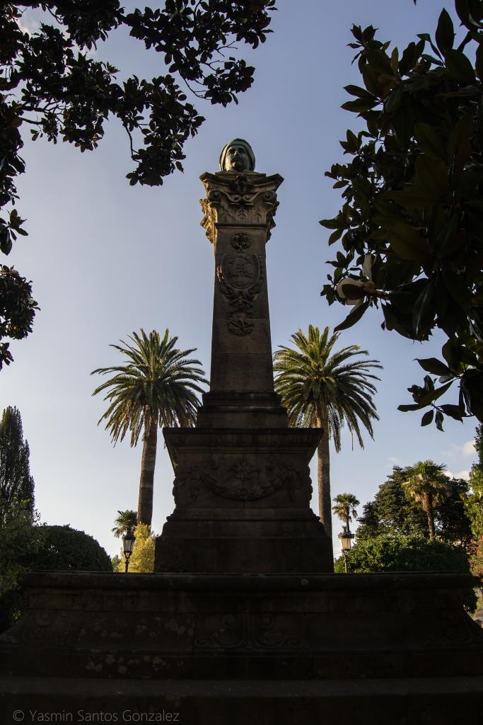 La efigie homenajea al escultor del siglo XVIII, que trabajó en la corte de Fernando VI. Fue promovida por el diputado Romero Ortiz e inaugurada junto con los jardines en 1876.