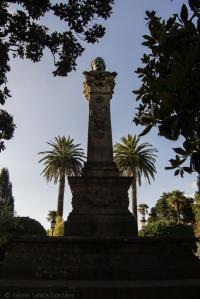 La efigie homenajea al escultor del siglo XVIII, que trabajó en la corte de Fernando VI. Fue promovida por el diputado Romero Ortiz e inaugurada junto con los jardines en 1876.