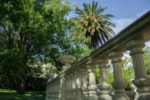 Situada en el Couto, frente al Colegio Hogar, la casa es construida en torno a 1915 por un indiano venido de Cuba.
