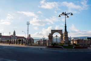 El proyecto de la Escuela Naval es una magna obra de urbanización que comprende unos cuarenta edificios separados en once zonas distintas -residencial, deportiva, etcétera-, realizados en el breve plazo de cuatro años, entre 1939 y 1943.