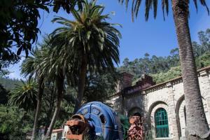 En 1925 la Sociedad Gallega de Electricidad encargaba al arquitecto Antonio Palacios, quien desarrollaba principalmente su obra en la ciudad de Madrid, el diseño de los diversos edificios de la Central Hidroeléctrica del Tambre.