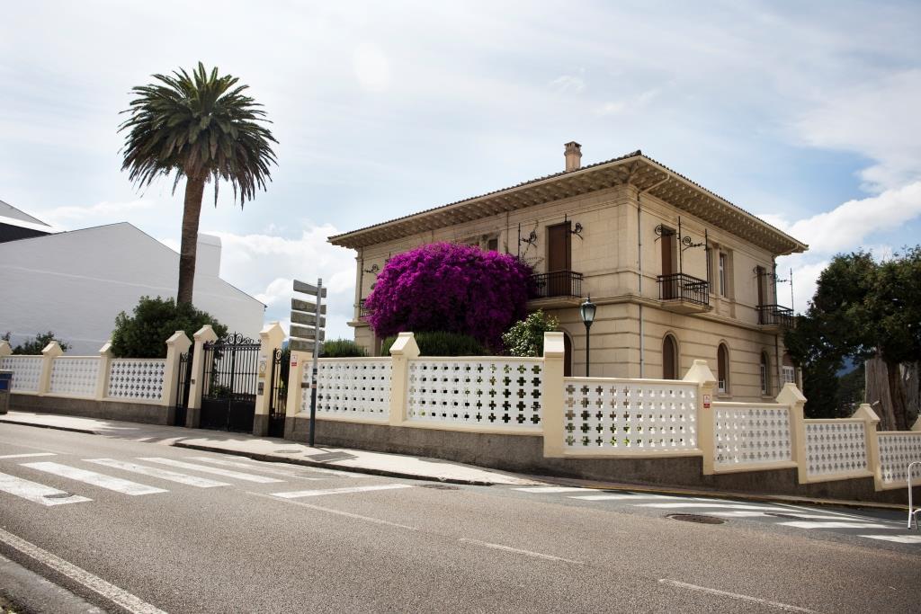Entre la carretera y el malecón del puerto se extiende esta gran propiedad con cuidados y ordenados jardines.