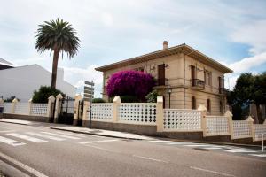 Entre la carretera y el malecón del puerto se extiende esta gran propiedad con cuidados y ordenados jardines.