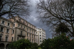 Antiguo baluarte defensivo, su aspecto actual data de 1834, estando presidido el conjunto por el monumento funerario a sir John Moore.
