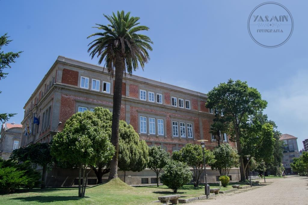 Destaca en este inmueble ecléctico el balcón centrado en la fachada principal, que otorga un claro carácter institucional. Por otro lado es interesante el agrupamiento de las ventanas de tres en tres, siendo más sobrias en su decoración según se elevan las plantas.