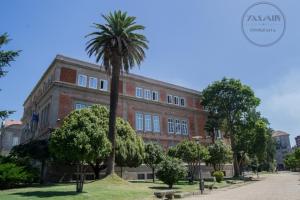 Destaca en este inmueble ecléctico el balcón centrado en la fachada principal, que otorga un claro carácter institucional. Por otro lado es interesante el agrupamiento de las ventanas de tres en tres, siendo más sobrias en su decoración según se elevan las plantas.