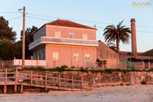 Situada en A Garita, un extremo de la playa de Rodeira, la construcción data aproximadamente de 1915.