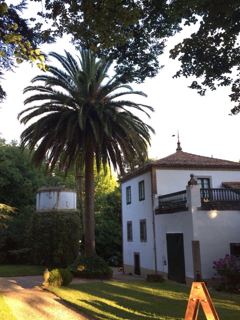 Situado en el Camino Inglés, a las orillas del embalse de Cecebre y muy próximo al puente, este pazo es de estilo renacentista.