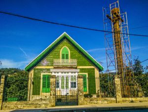 Esta casa de llamativa decoración fue promovida por el médico José Estévez y Clotilde Fernández, conocida como Mamá Clotilde, en el año 1895.