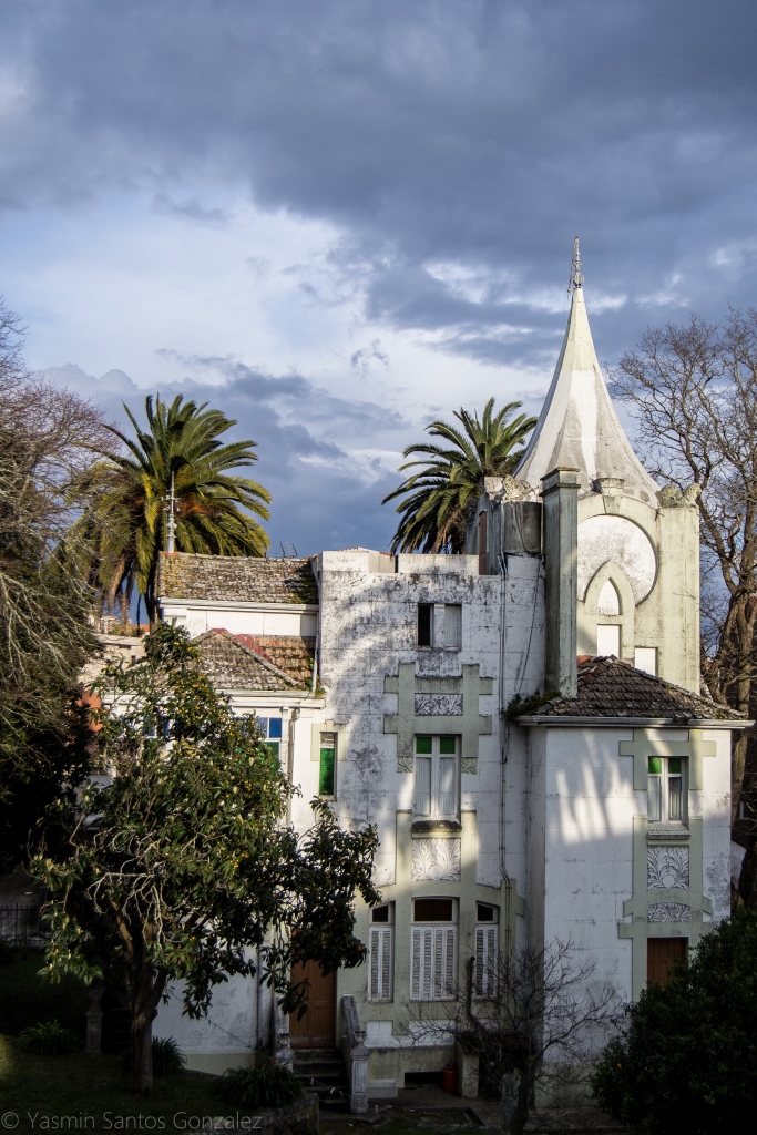 Esta casa, edificada a finales del siglo XIX en lo que hoy es la avenida de Vigo, en Cangas do Morrazo, es un magnífico ejemplo de construcción indiana.